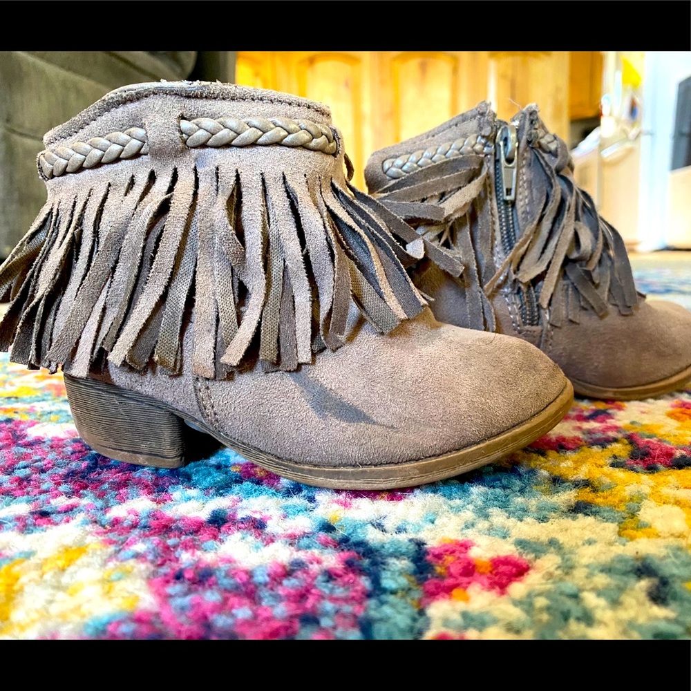 Girls size 8 boot